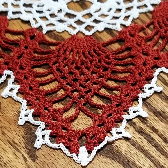 Vintage Style New 14" Center Hand Crafted Pineapple Russet & White Doily - Picture 2 of 3